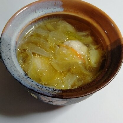 玉ねぎと人参少々加えました。キャベツ盛りだくさん摂れて嬉しい！シンプルで美味しいスープてすね。